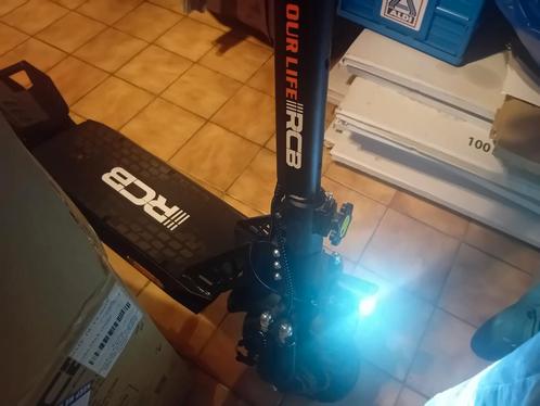 Step dat 140km afstand gaat en top speed van 30km, Fietsen en Brommers, Steps, Zo goed als nieuw, Ophalen of Verzenden
