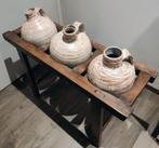Decoratieve houten standaard met 3 aardewerk kruiken, Enlèvement