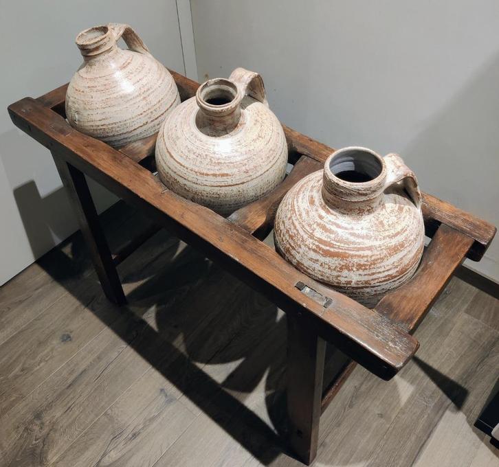 Decoratieve houten standaard met 3 aardewerk kruiken, Antiek en Kunst, Antiek | Keramiek en Aardewerk, Ophalen