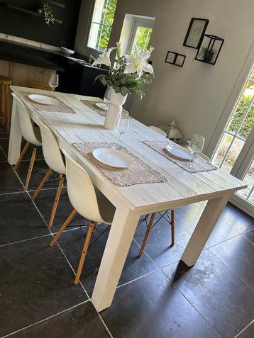 Houten eettafel  beschikbaar voor biedingen