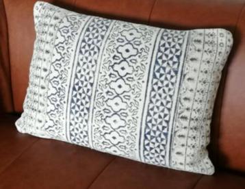 COUSSIN N 2 – RECTANGULAIRE +/- 55 x 40 beschikbaar voor biedingen