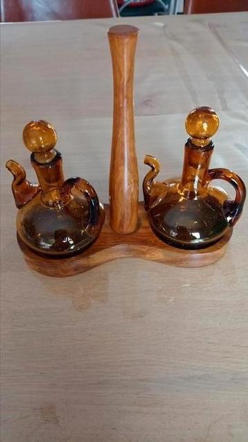 Vintage olijfolie -en azijnstel of cruet set beschikbaar voor biedingen