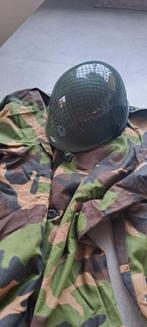 Legerkostuum met helm, Ophalen