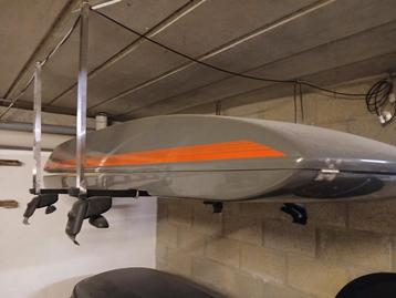 Dakkoffer (topbox) glasvezelversterkt met dakdragers beschikbaar voor biedingen