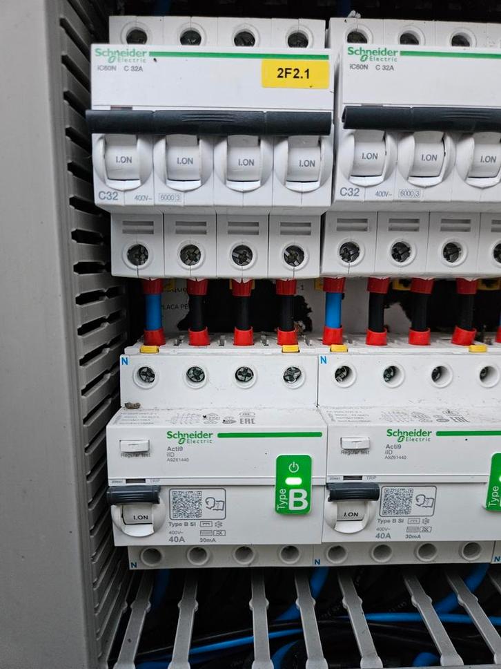 Différentiel de type B Schneider 40 ampères, Bricolage & Construction, Électricité & Câbles, Comme neuf, Enlèvement