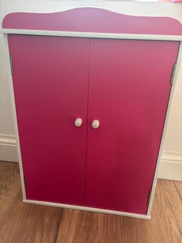 Kast voor poppenkledij beschikbaar voor biedingen