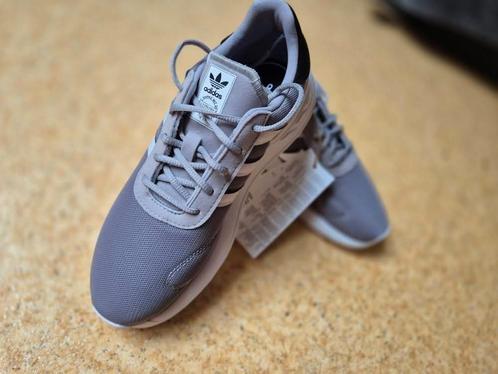 Adidas Gris taille 35, Kleding | Heren, Schoenen, Nieuw, Sneakers, Ophalen of Verzenden