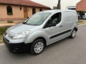 Zeer mooie berlingo met airco/3zit/ruitjes beschikbaar voor biedingen