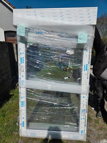 fenêtre PVC blanc oknoplast avec volet manuel intégré  beschikbaar voor biedingen