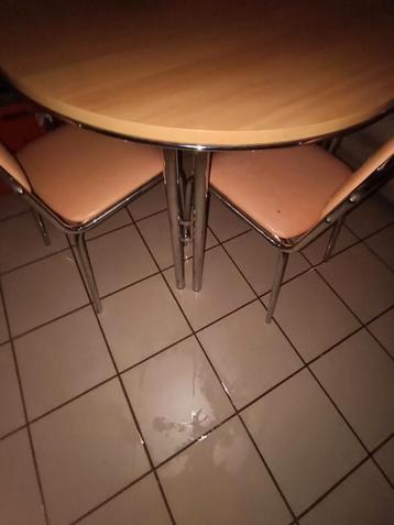 TABLE CUISINE 4 PERSONNES beschikbaar voor biedingen