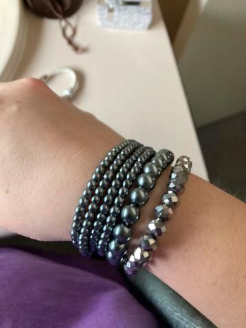 Set van armbanden beschikbaar voor biedingen