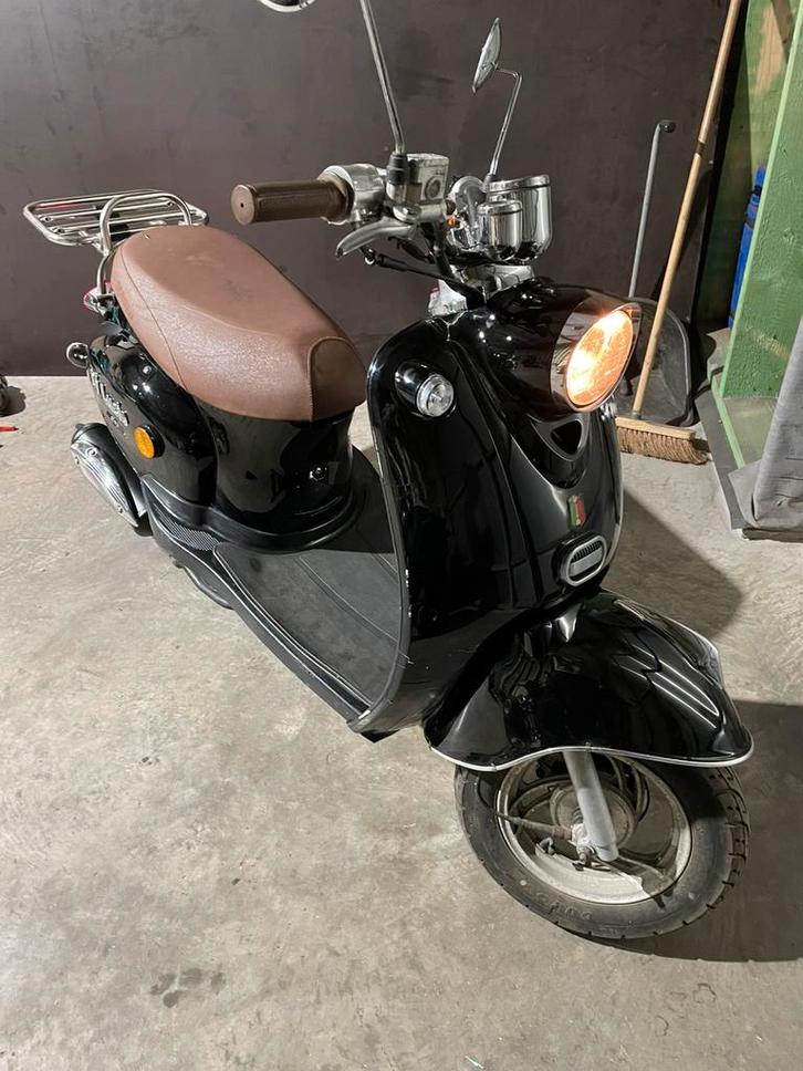 Scooter b klasse, Fietsen en Brommers, Scooters | Vespa, Zo goed als nieuw, Overige modellen, Klasse B (45 km/u), Benzine, Ophalen