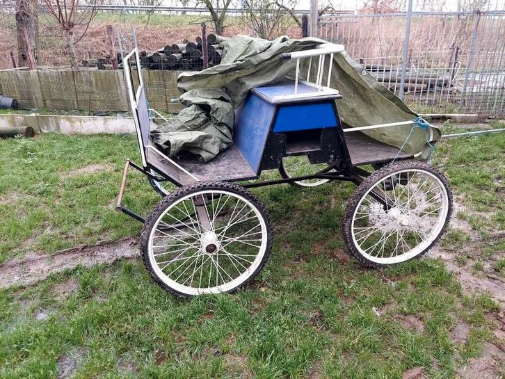 Licht koetsje, oude gierkar(beerkar) en pik/maaidorser, Dieren en Toebehoren, Rijtuigen en Koetsen, Paard
