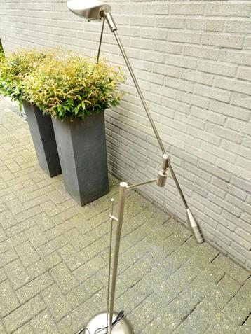 Vloerlamp verstelbaar, RVS. Merk Van der Heg, max 50 W.! beschikbaar voor biedingen