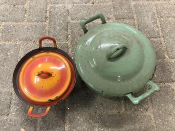 2 oude kookpotten beschikbaar voor biedingen