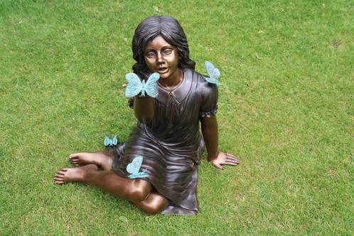 Bronzen beeld van een zittend meisje met vlinders, Tuin en Terras, Tuinwanddecoratie, Nieuw, Ophalen
