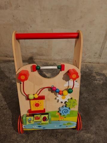 Houten Loopwagentje met spelletjes beschikbaar voor biedingen