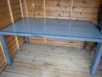 Twee tuintafels  beschikbaar voor biedingen