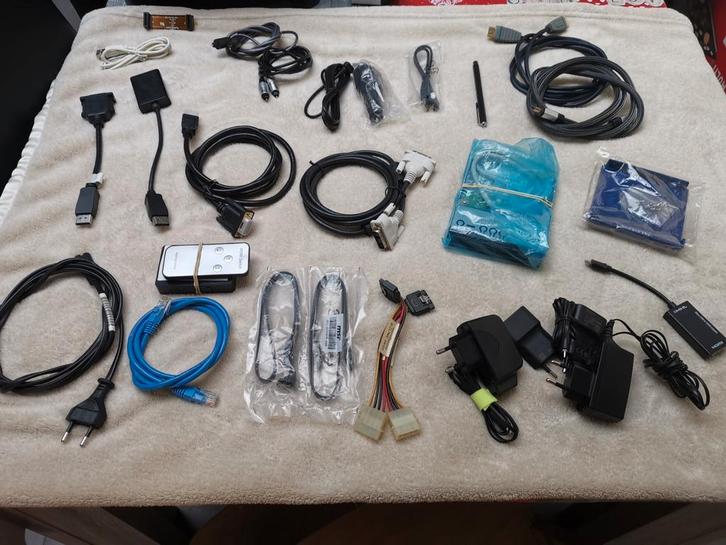 Allerlei kabels, Computers en Software, Pc- en Netwerkkabels, Zo goed als nieuw, Ophalen of Verzenden