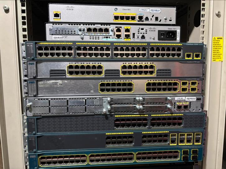 Netwerk switches (Cisco, Juniper, Dell) - CCNA Labo, Computers en Software, Netwerk switches, Zo goed als nieuw, Ophalen of Verzenden