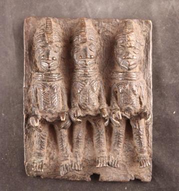 Antieke bronzen reliëfplaquette uit Benin beschikbaar voor biedingen