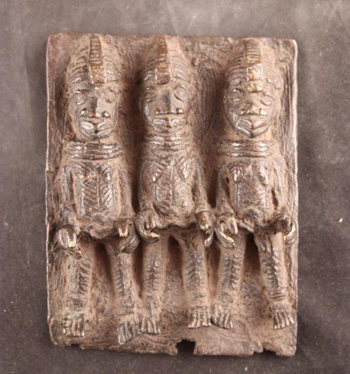 Antieke bronzen reliëfplaquette uit Benin, Antiek en Kunst, Kunst | Niet-Westerse kunst, Ophalen of Verzenden