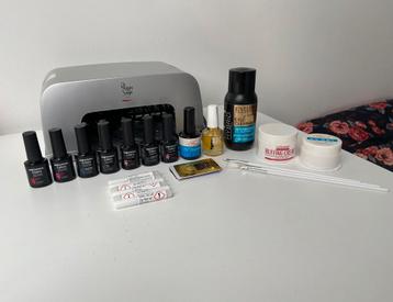 Lampe UV, vernis à ongles en gel UV et accessoires 