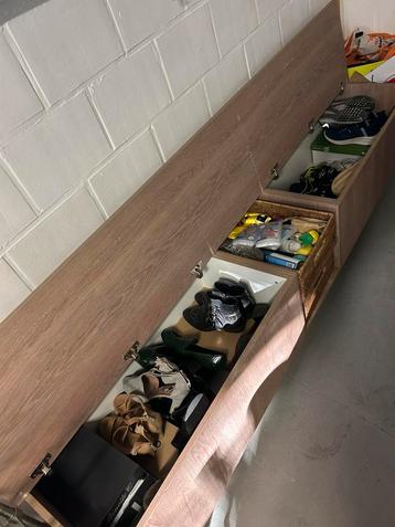 Ruime schoenenkast/bank beschikbaar voor biedingen