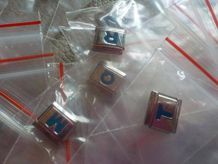 Bracelet à breloques italien 26 lettres bleues Uberry 9 mm, Bijoux, Sacs & Beauté, Bracelets à breloques, Neuf, Autres marques