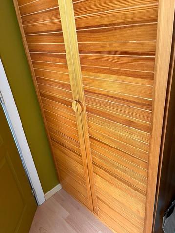 Te koop: houten kast met nachtkastje, ideaal voor student beschikbaar voor biedingen