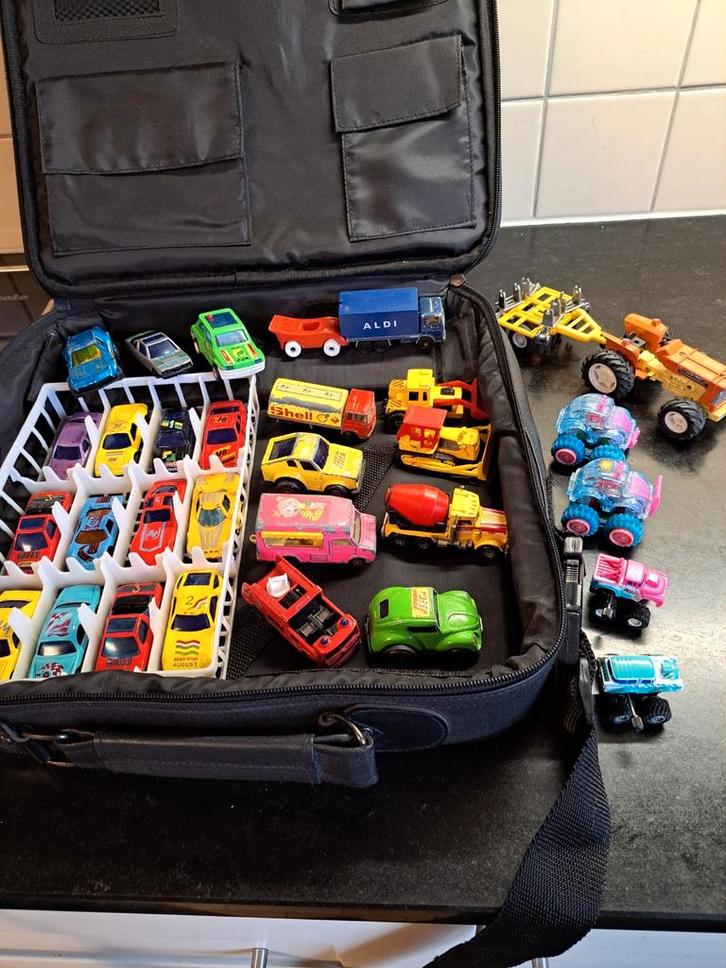 Etui met 30 autotjes ,tractor,kamion,opwindbare autotjes, Enfants & Bébés, Jouets | Autre, Utilisé, Enlèvement ou Envoi