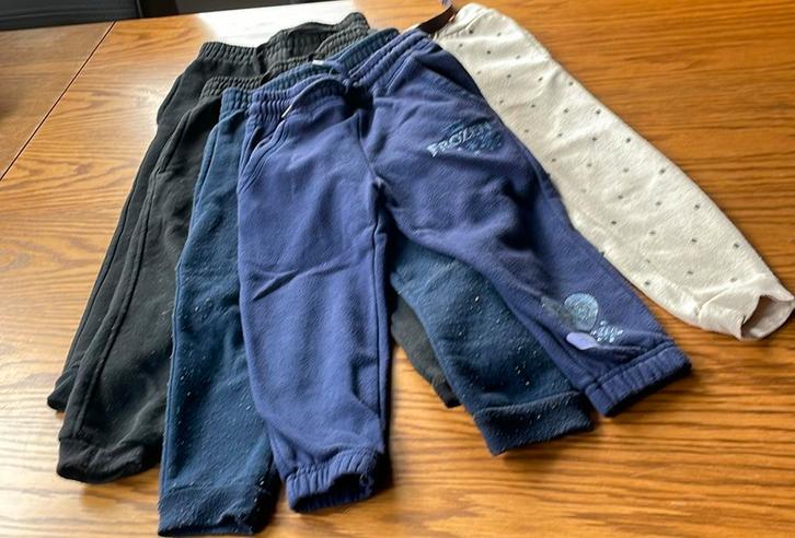 5 basic joggingbroekjes m. 98/104, Kinderen en Baby's, Kinderkleding | Kinder-kledingpakketten, Zo goed als nieuw, Ophalen of Verzenden