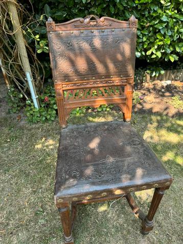 Antieke stoelen beschikbaar voor biedingen