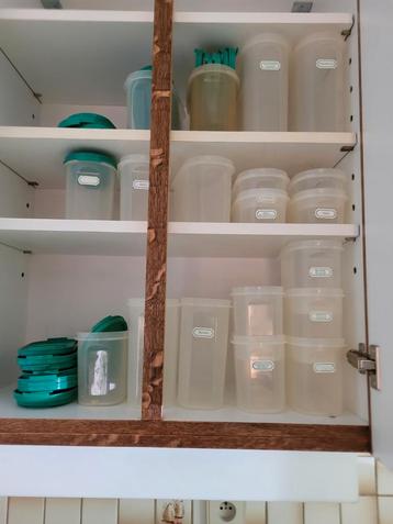 18 voorraaddozen met deksel Tupperware  beschikbaar voor biedingen