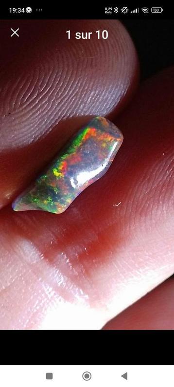 Beau morceau d'Opale noire brute