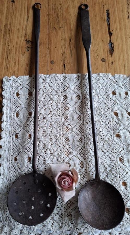 Lange antieke smeedijzeren schuimspaan en lepel, Antiek en Kunst, Antiek | Keukengerei, Ophalen of Verzenden