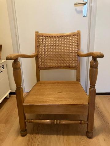 Mooie antieke ARMSTOEL  beschikbaar voor biedingen