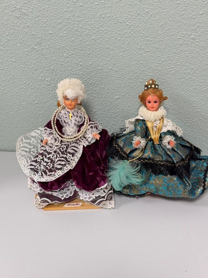 2x Bruxelles Brussel België, pop Poppen met kant jurk stoel, Verzamelen, Poppen, Zo goed als nieuw, Pop, Ophalen of Verzenden