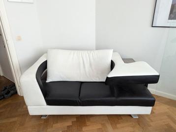Unieke zwart-witte designbank  beschikbaar voor biedingen