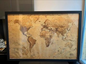 Wereldkaart in kader beschikbaar voor biedingen