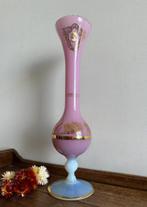 vase en opaline rose serti d'un camé en résine, Enlèvement ou Envoi