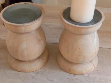 2 Vol Houten Kandelaars.. hoogte 19 CM beschikbaar voor biedingen