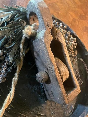 Houten katrol beschikbaar voor biedingen