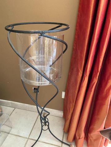 Grand vase et son support en fer forgé.  beschikbaar voor biedingen