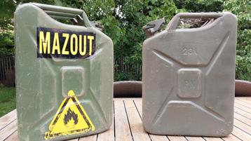 Jerrycan 1972 + 1 aftermarket  beschikbaar voor biedingen