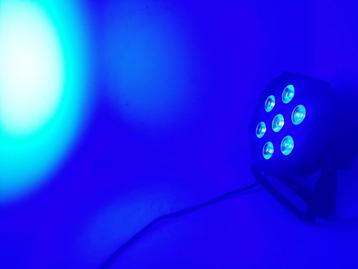 Nouveau PAR LED PLAT RGBWAUV DE PREMIÈRE CLASSE 7 X 24 W, Musique & Instruments, Enlèvement ou Envoi, Neuf, Lumières, Commande sonore