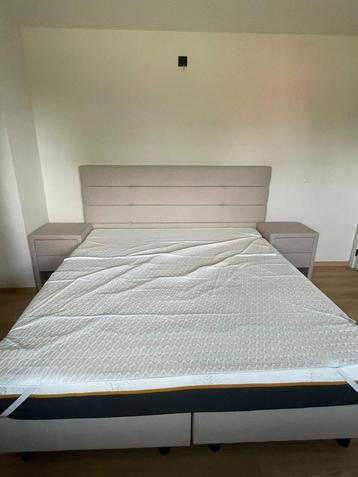 boxspring met 2 nachttafels beschikbaar voor biedingen