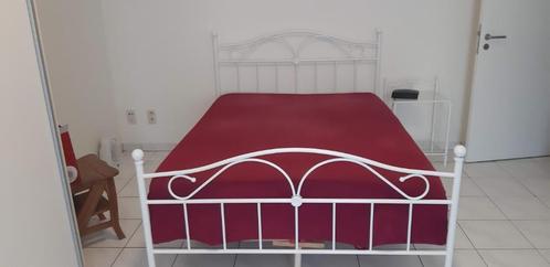 Bed 140x200 wit metaal en nachttafel, Huis en Inrichting, Slaapkamer | Bedden, Zo goed als nieuw, Tweepersoons, 140 cm, 200 cm