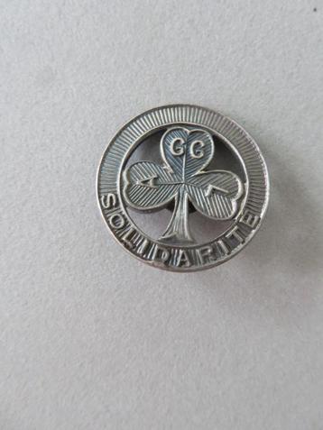 Épinglette de solidarité des années 1940, rare, Girls Scouts, Envoi, Comme neuf, Emblème, Broche ou Badge