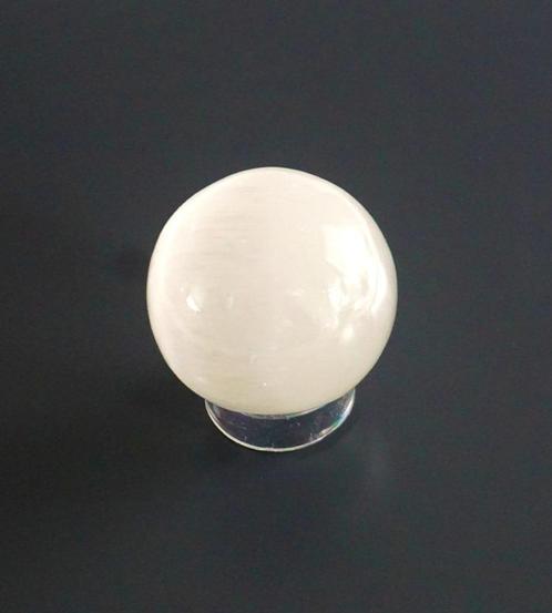 Prachtige Seleniet Bol 50mm, Verzamelen, Mineralen en Fossielen, Mineraal, Ophalen of Verzenden